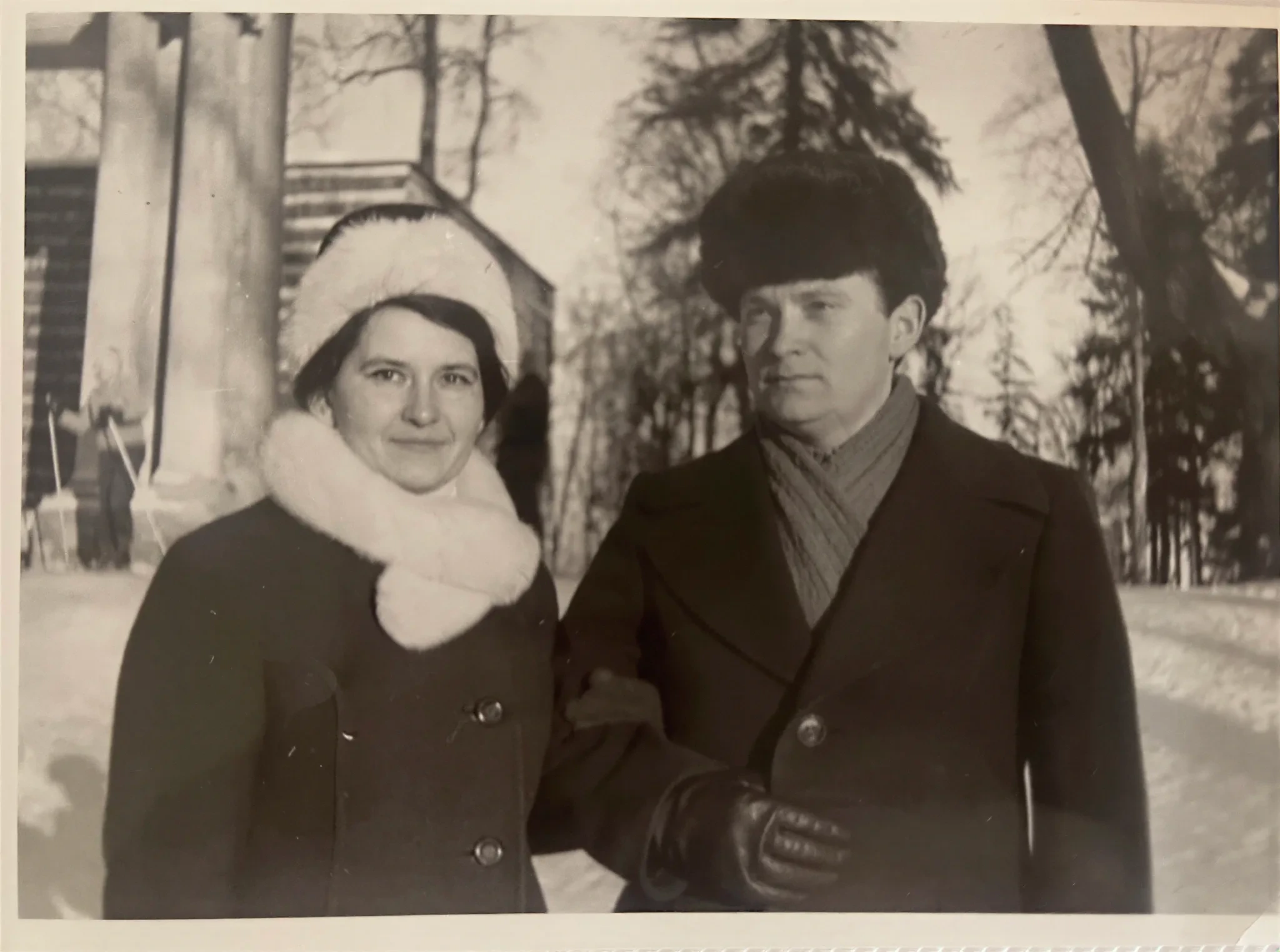 Исходная чёрно-белая фотография пары зимой